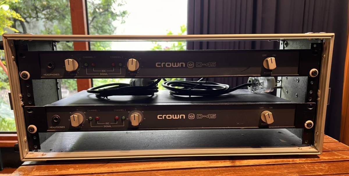 CROWN クラウン パワーアンプ D-45 2個セット　ポータブルラック組み込み済み　中古　動作確認済み