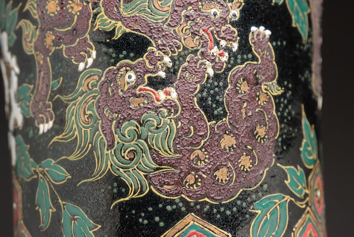 ZL708 【陶香園 後藤龍山 作】色絵金彩獅子牡丹図 京楽錦鉢 高21.5cm