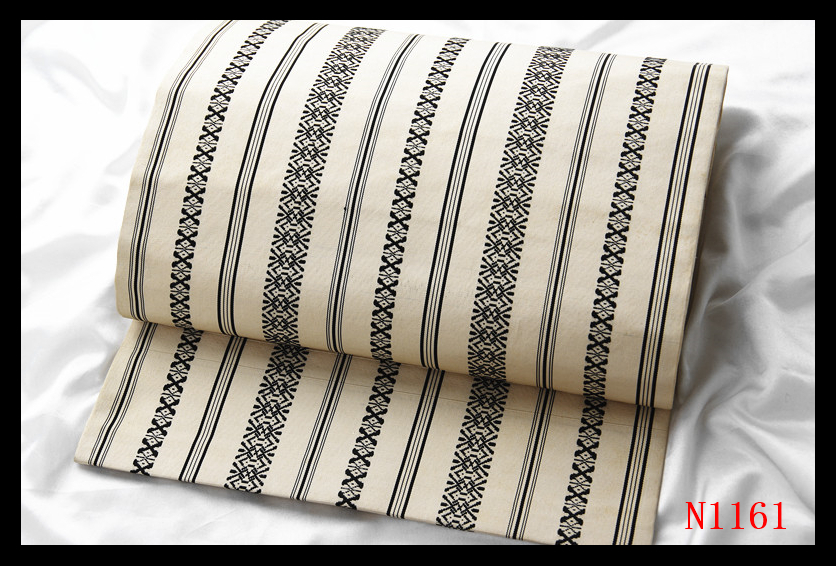 C 美品 本場筑前博多織 献上 黒白 正絹 全通 開き名古屋帯 O3 本場筑前博多織 井上絹織謹製 八寸なごや博多帯「献上柄」 | 販売着物