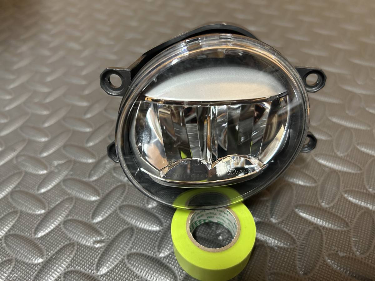 60系ハリアー前期　純正左LEDフォグランプ