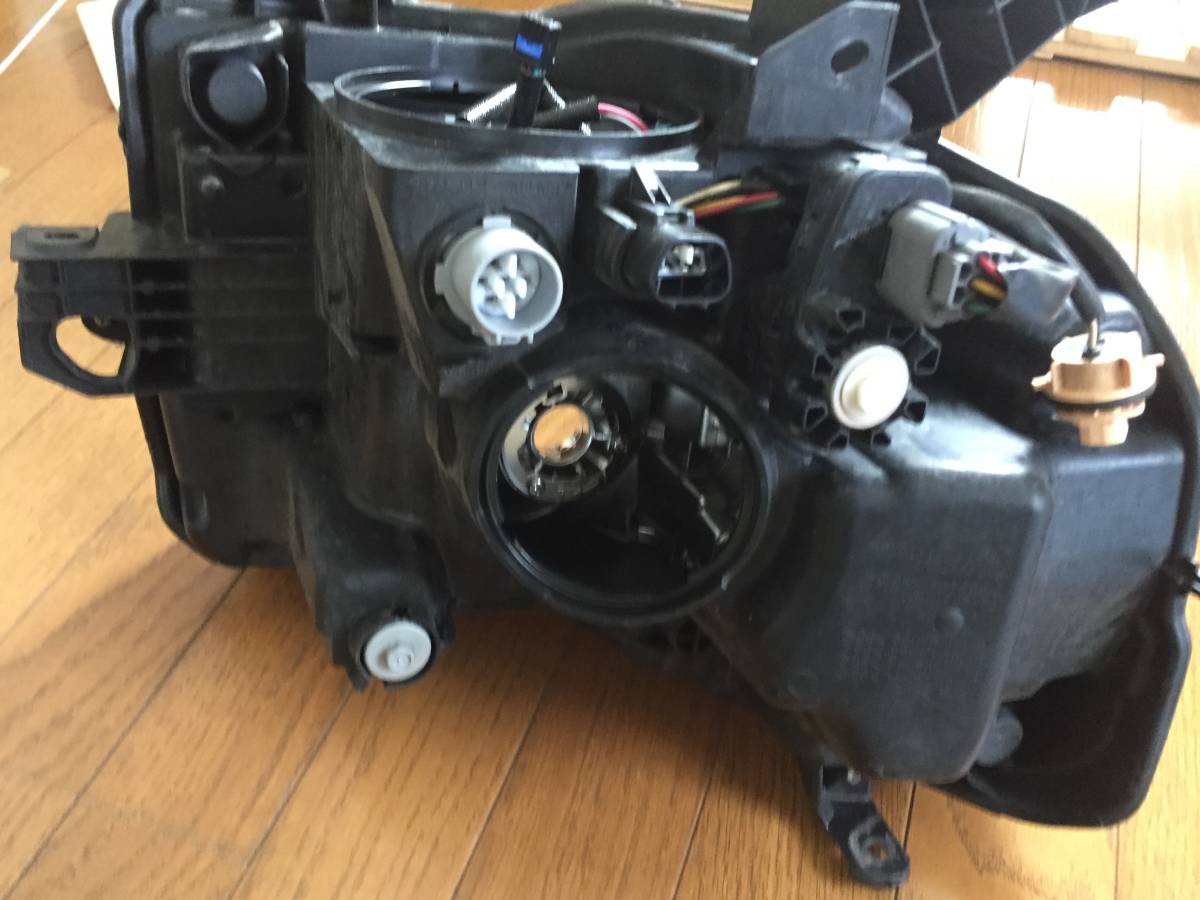 平成２７年型ピクシスメガ取り外し　ウェイク/ LA700S/LA700S/LA700A/LA710A 純正 左 ヘッドライト/ランプ LED レベライザー 81170-B2690