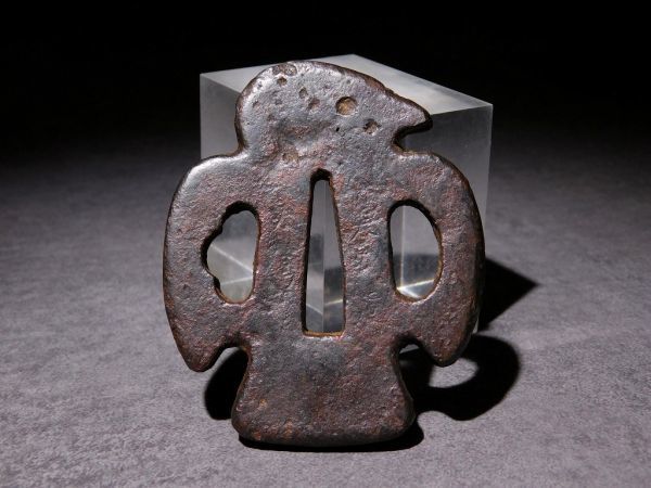 八幡太郎鳩丸 御太刀鍔 鉄地在銘 稀少品 甲冑師明珍 江戸時代金工 太刀