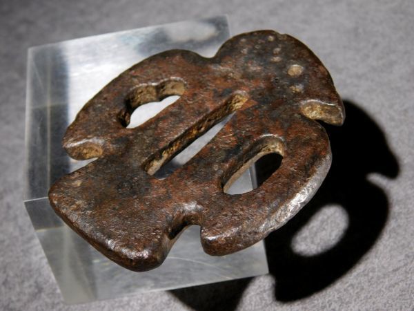 八幡太郎鳩丸 御太刀鍔 鉄地在銘 稀少品 甲冑師明珍 江戸時代金工 太刀