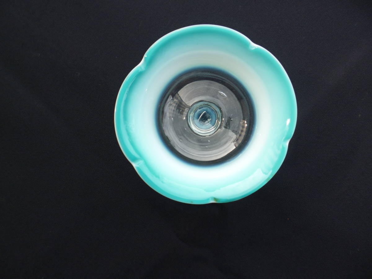 未使用の古い和ガラス「朝顔形・氷ガラス」水色縁、深い乳白ぼかし高台付～綺麗
