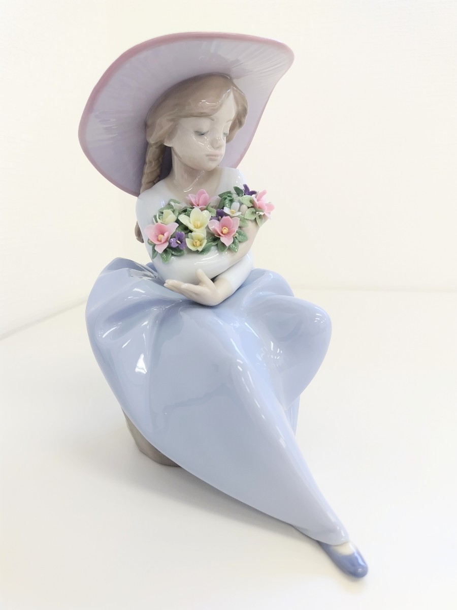 LLADRO リヤドロ フィギュリン 「花の香りに包まれて」5862 陶器人形