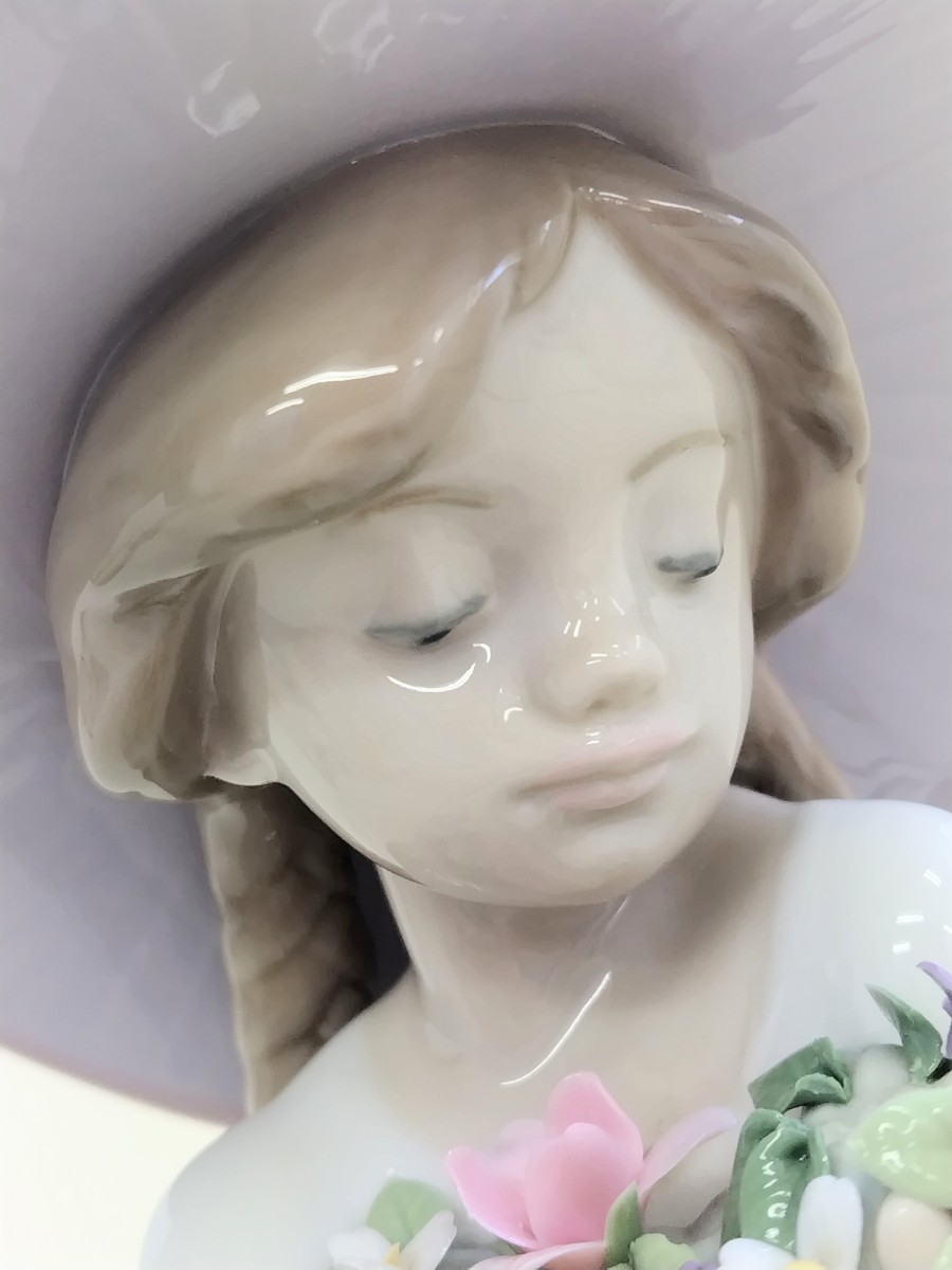 LLADRO リヤドロ フィギュリン 「花の香りに包まれて」5862 陶器人形