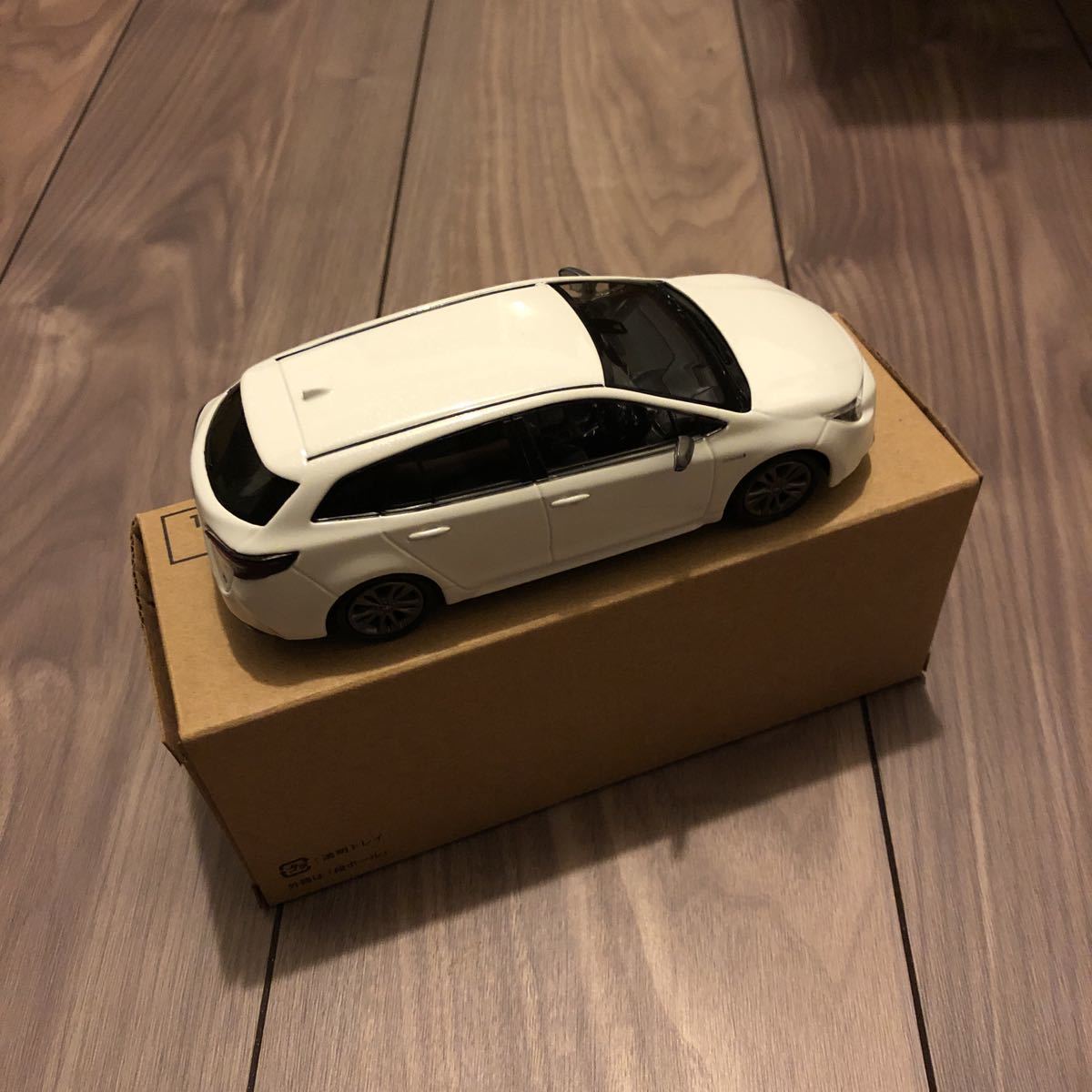 TOYOTA カローラツーリング カラーサンプル 1/30 070 ホワイトパール