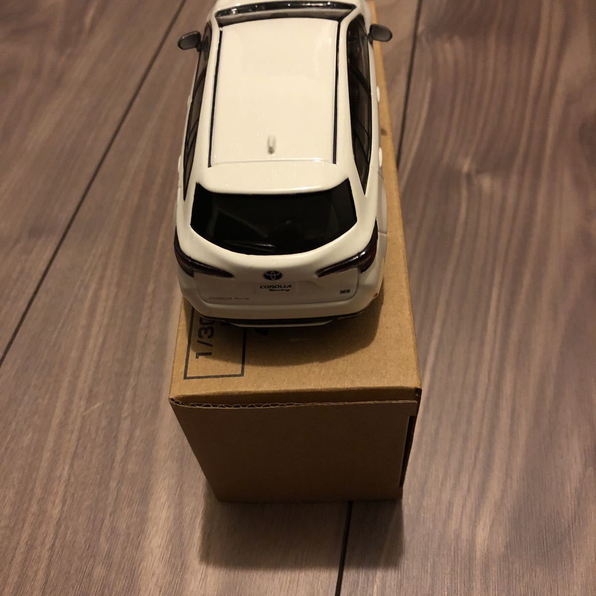 TOYOTA カローラツーリング カラーサンプル 1/30 070 ホワイトパール