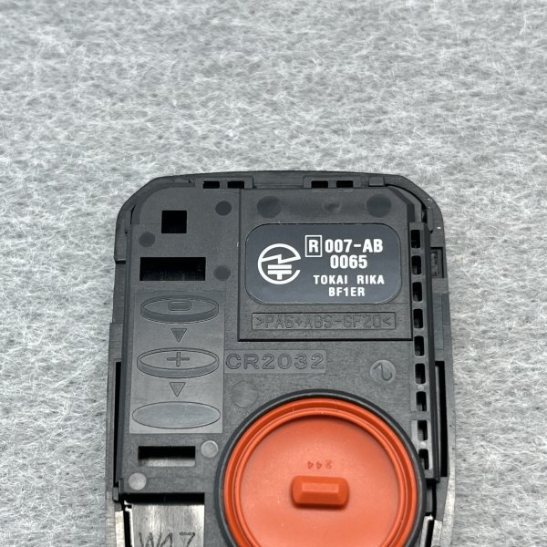 初期化済み 200系ハイエース 2ボタン　トヨタ純正スマートキー 新品電池ブランクキー付き　007-AB0065《別料金キーカット可》c