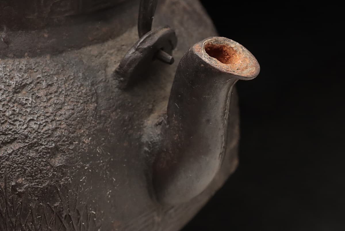 EM560 時代物【金龍堂名人林造】蟹鳥盛上 六角形 鉄瓶 高22cm 重1.9kg 