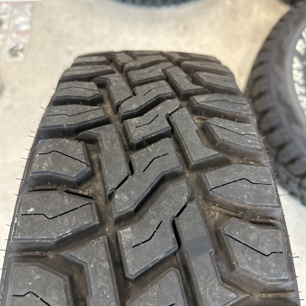 225/70R16 バリ山 2023年製 フォレスター デリカ ブロックタイヤ Delta 