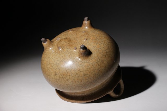 明時代　哥窯　三足香炉　明 博物館展示品 来歴有 1157 宋時代 哥窯三足香炉 寸法約14.2cm×約13.8cm