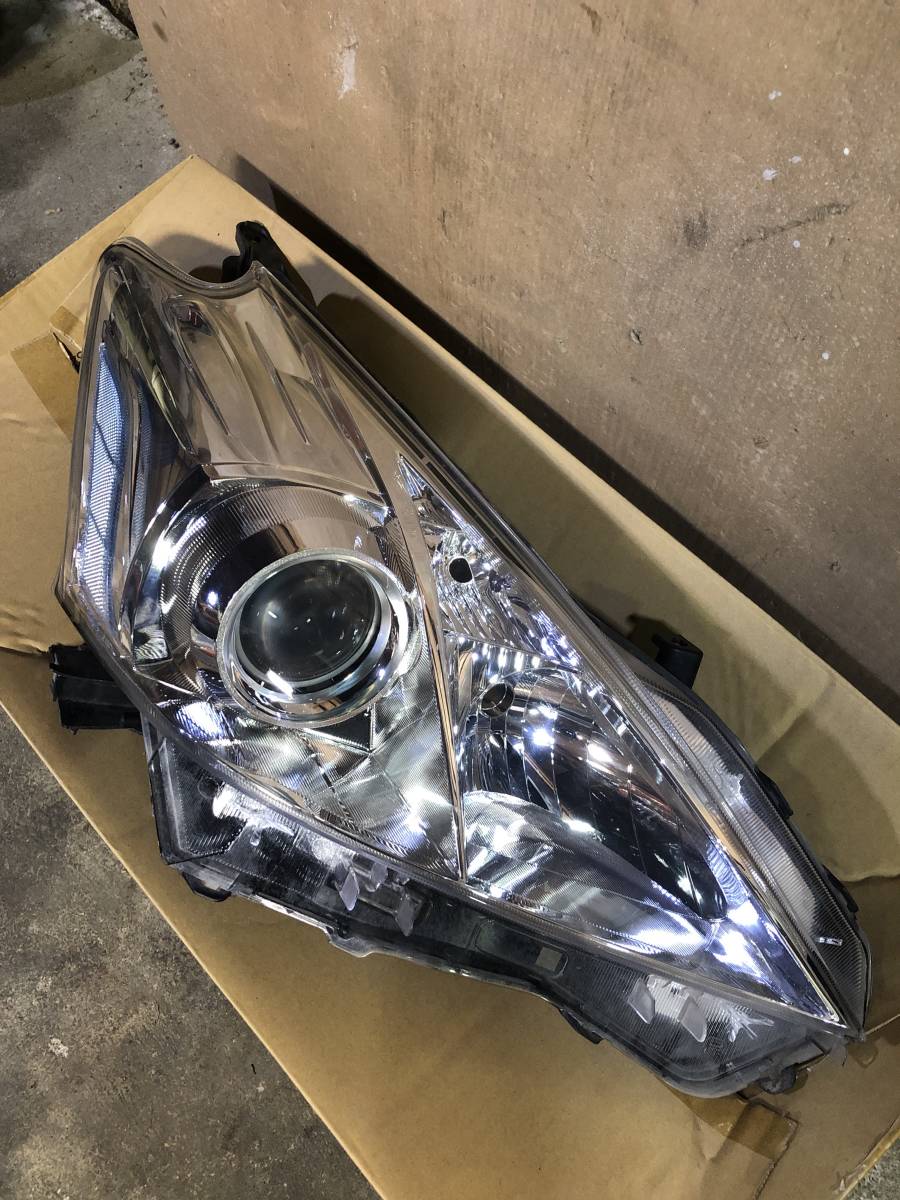 プリウスα ZVW41W 純正 ヘッドライト 右 ステー破損なし、81130-47280