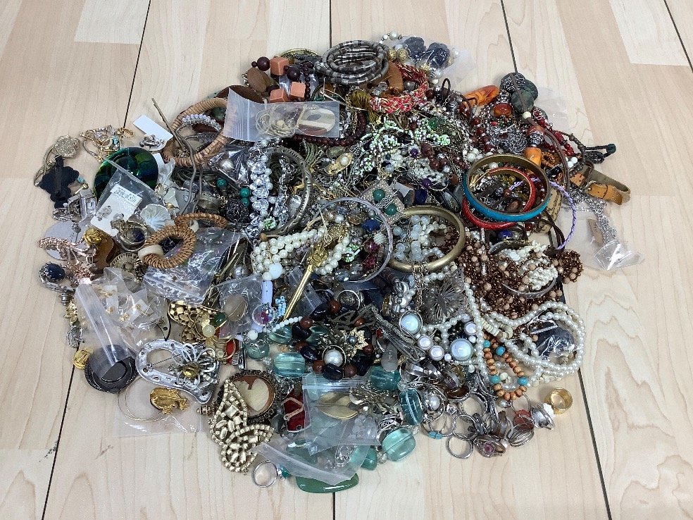 指輪、ネックレス、ピアス等アクセサリーまとめ売り　4kg アクセサリー まとめ ネックレス ピアス ブレスレット リング 他 約3.6