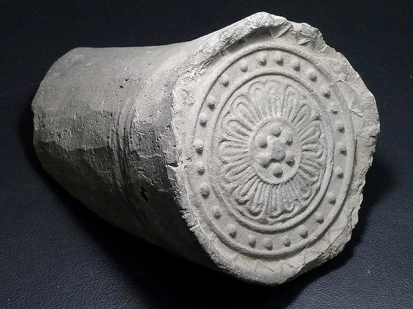 大旧家江戸時代後期屋敷大棟用宝珠古鬼瓦横幅８０センチ高さ４５センチ赤土漆喰付き品 ♪800678*9♪旧家武家屋敷より・時代・丸に梅鉢文・古い軒