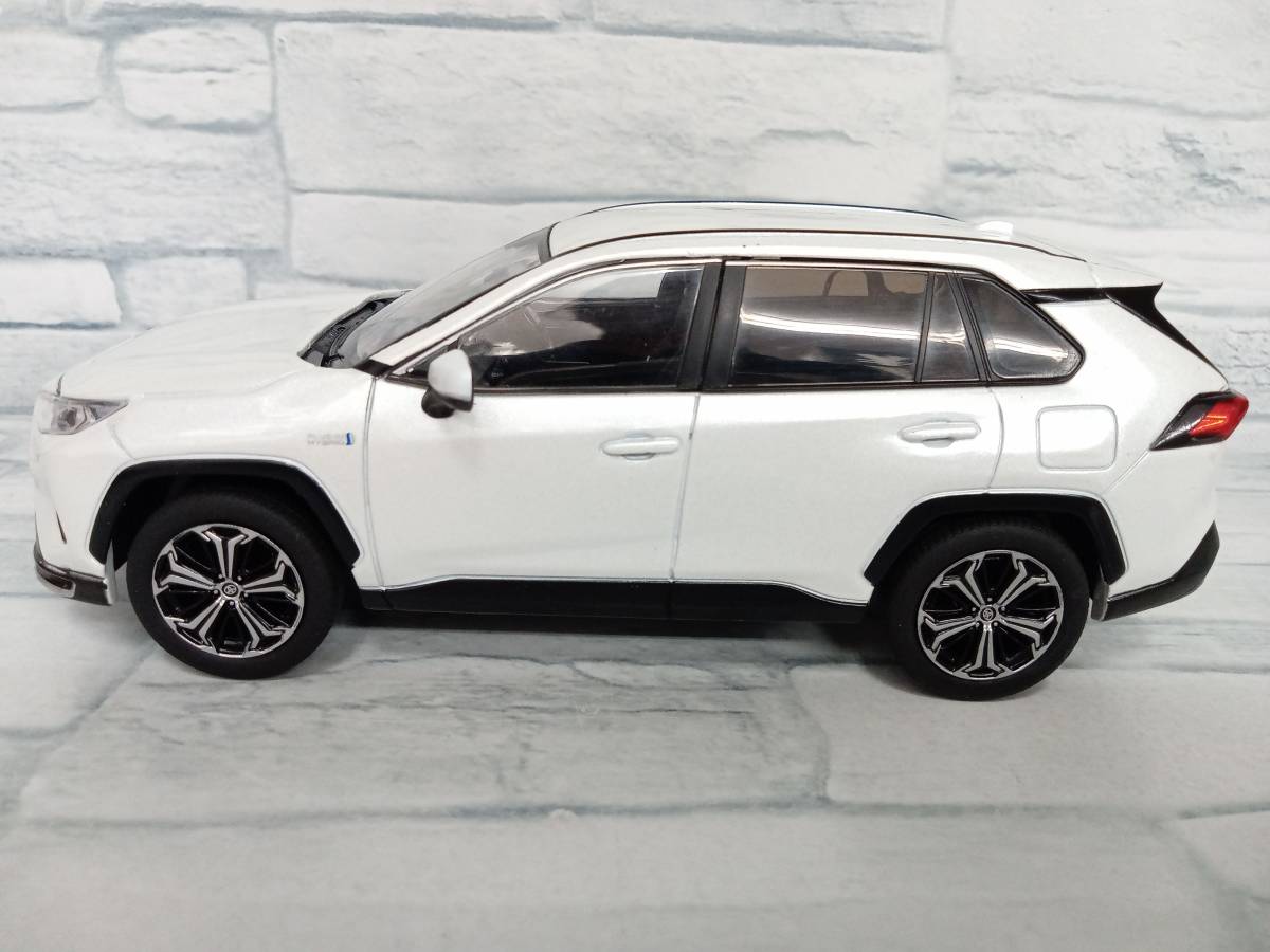 1/30 トヨタ カラーサンプルミニカー RAV4 PHV ホワイトパール