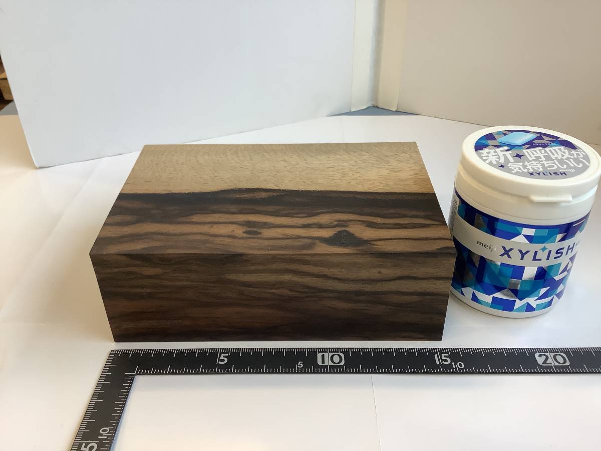 HOT，新作登場 黒柿緑孔雀杢の角材です。大変珍しい素材で古民家