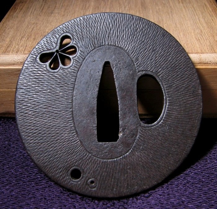 時代武具 鉄地鍔 花透かし 桐箱付 江戸時代/鐔/23i026 時代武具