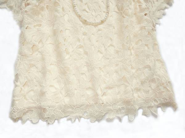 ◇グローブgrove◇フラワーモチーフレーストップスMアイボリー