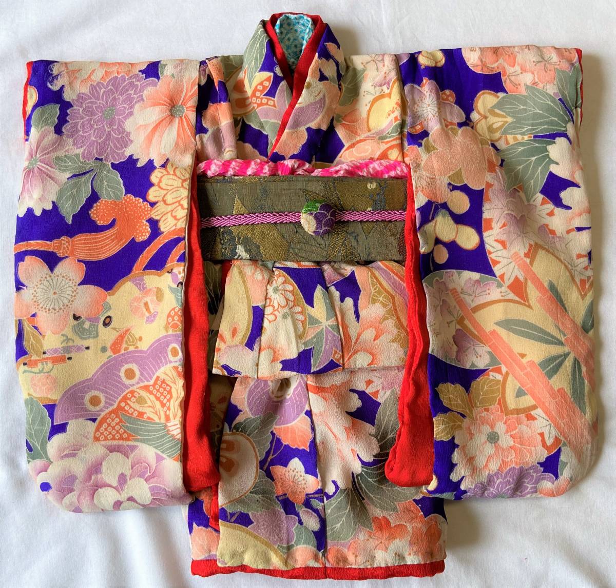 人形の着物(10号相当) 振袖 アンティーク 絹錦紗 青紫色地、鼓、牡丹、桜、菊 半襦袢/帯/帯揚げ/帯締め/縮緬の帯留め付き 送料無料