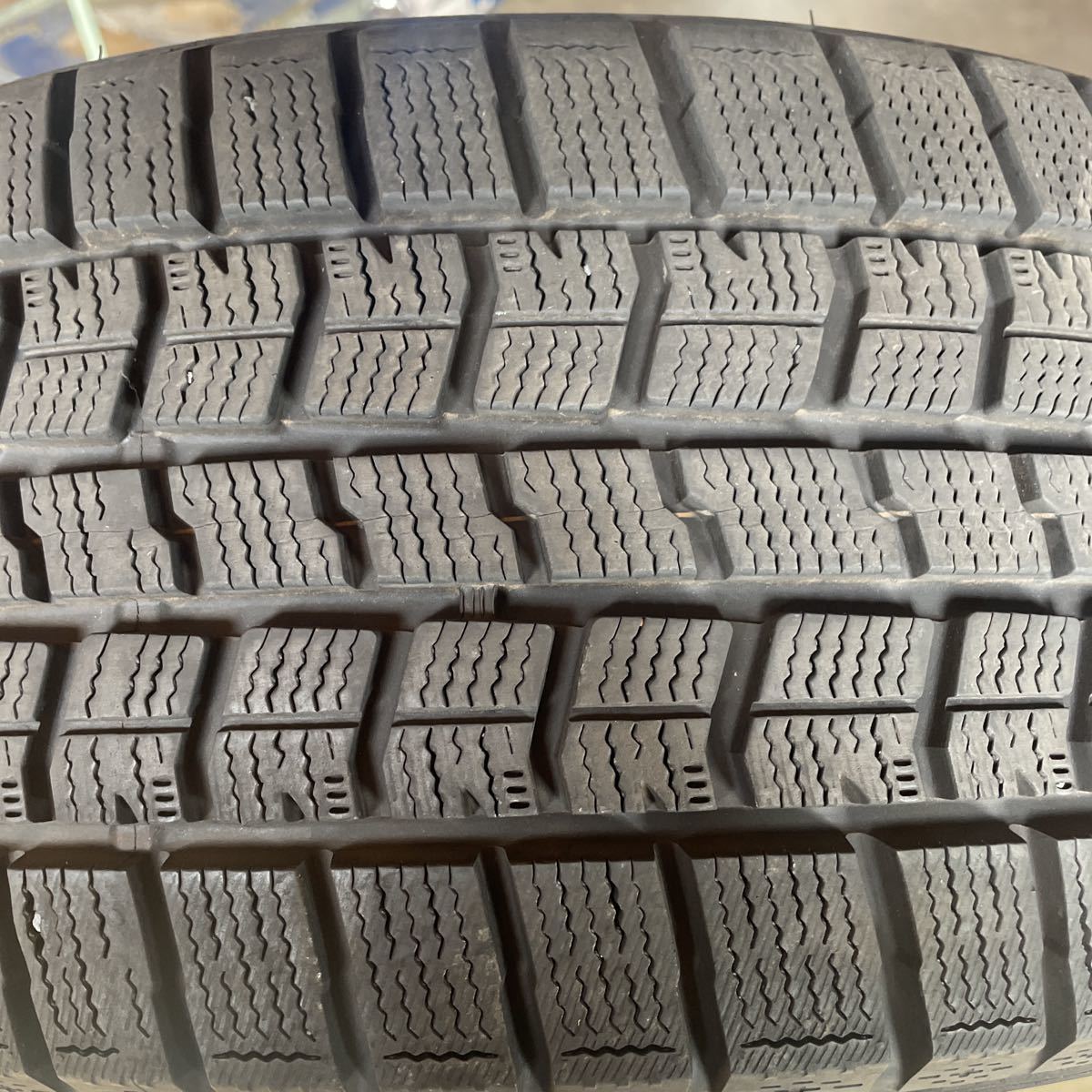 新品並 バリ山 225/45R18 スタッドレス 4本 グットイヤー アイスナビ7
