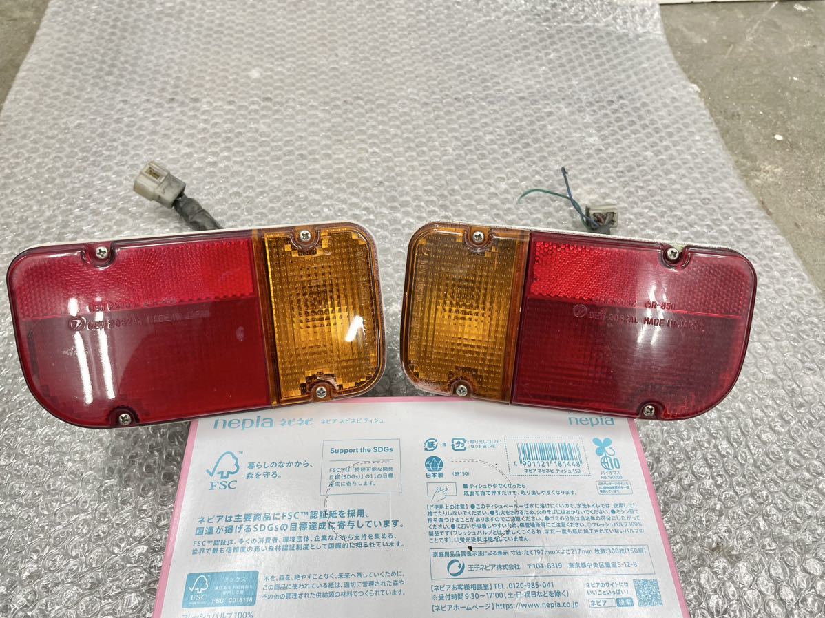 【送料込み】スバル サンバー トラック TT1 純正　テールランプ テールライト 左右 OEW2082 TT2