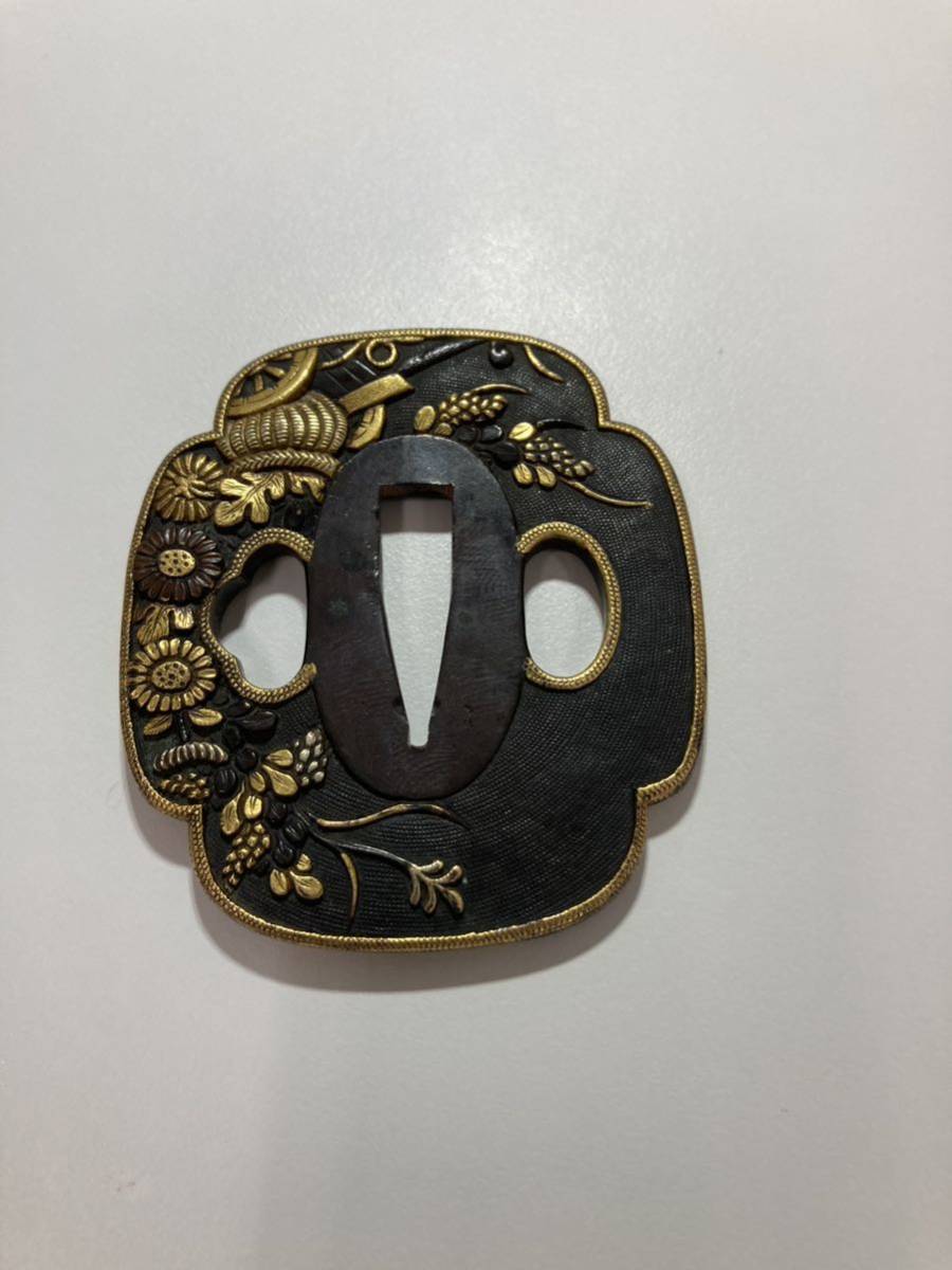 日本刀装具 刀鍔 花柄 鍔 刀の鍔 つば 鐔 刀鐔(鍔、刀装具)｜売買され
