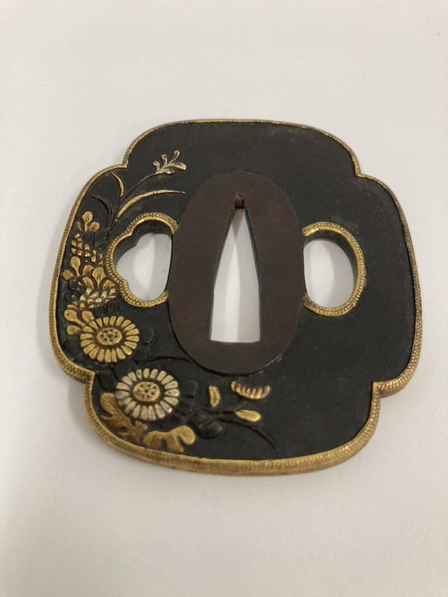 日本刀装具 刀鍔 花柄 鍔 刀の鍔 つば 鐔 刀鐔(鍔、刀装具)｜売買され