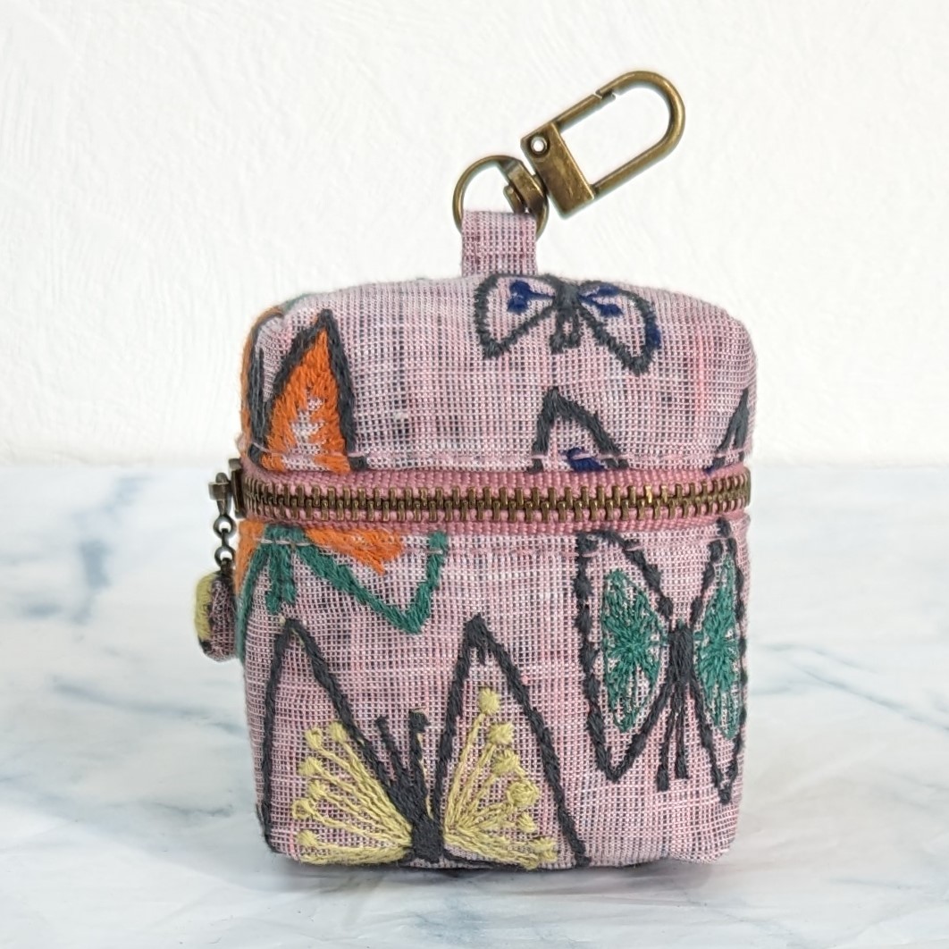 *ハンドメイド*　ミナペルホネン　可愛い　BOX型ミニポーチ　sky flower ピンク　イヤホンケース・小銭入れ　プレゼントに　　　