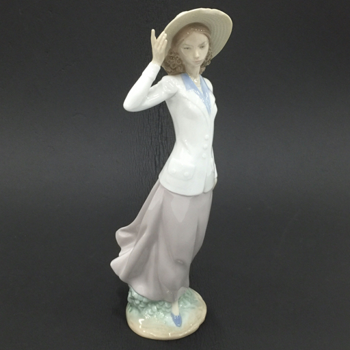 リヤドロ「春のそよ風」5682 高さ31.5cm置物 貴婦人 フィギリン 女性 インテリア 陶器人形 LLADRO