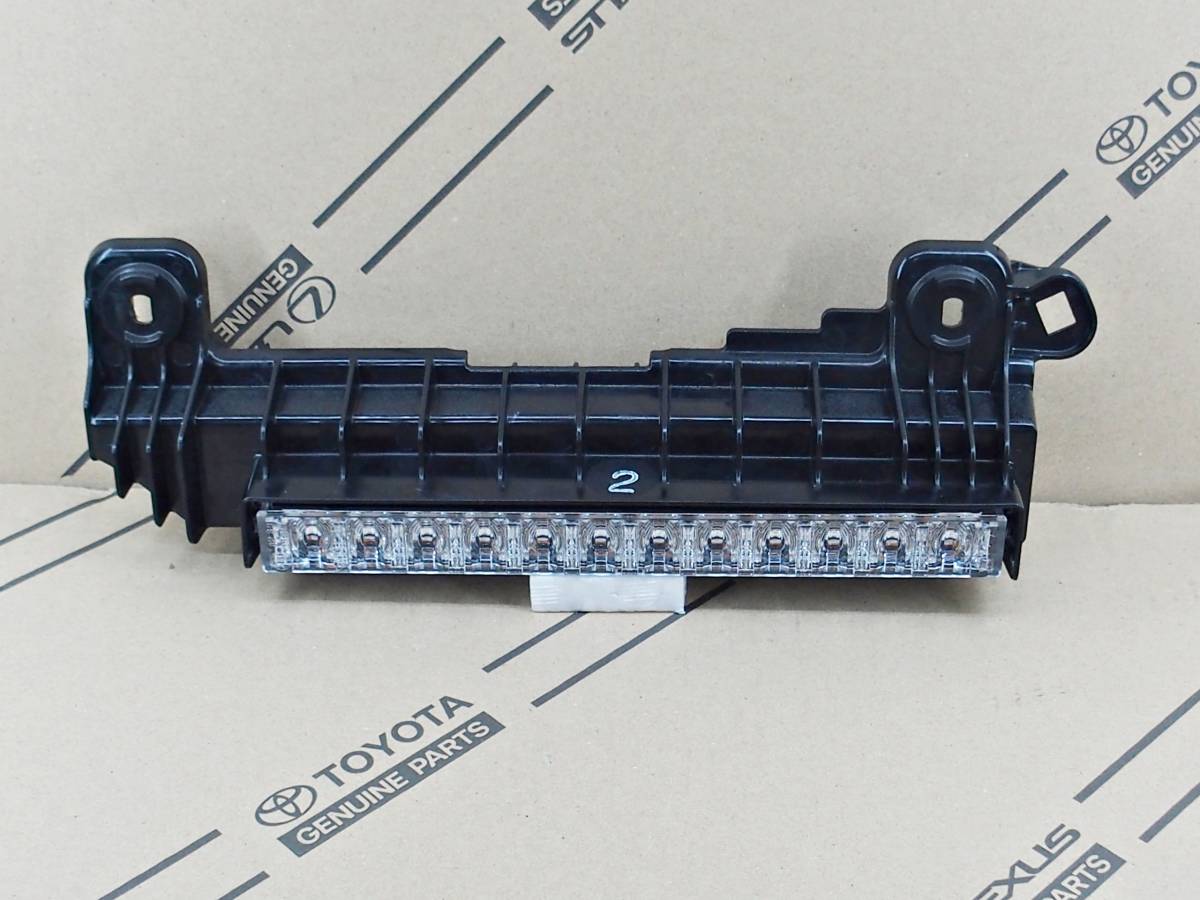 専用品です！ N 格安配送 レンズ取付点灯OK 200系 ハイエース 純正 LED ハイマウント