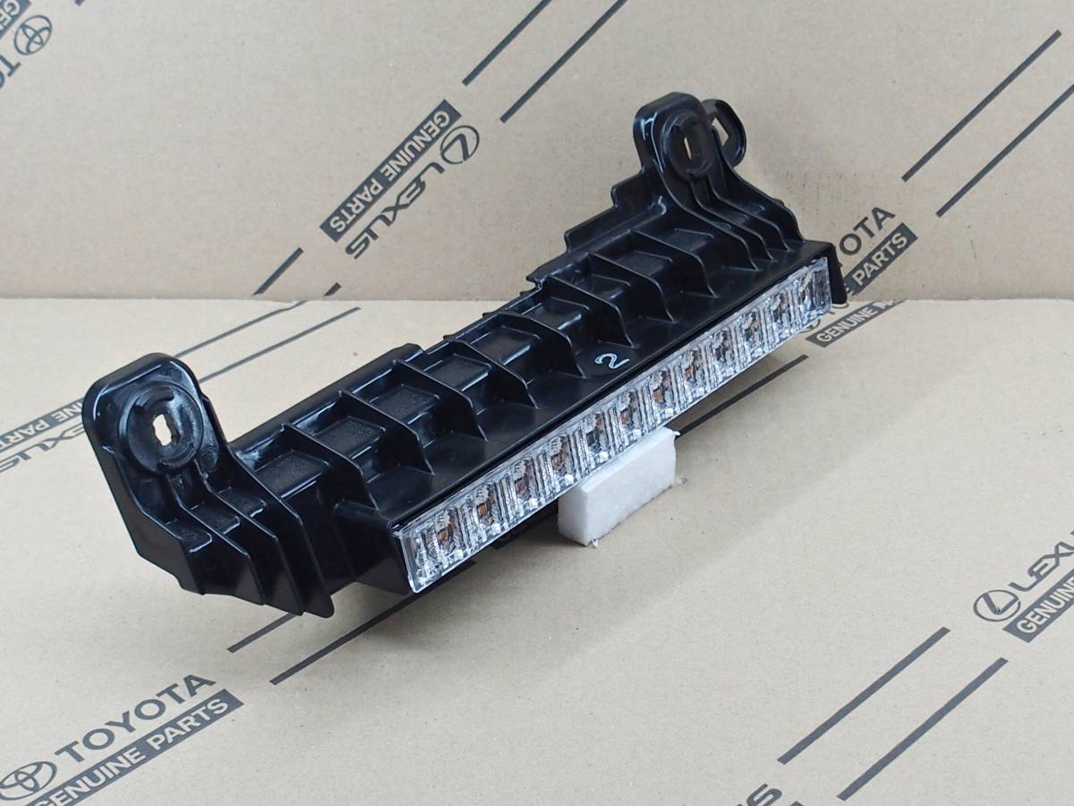 N 格安配送 レンズ取付点灯OK 200系 ハイエース 純正 LED ハイマウント