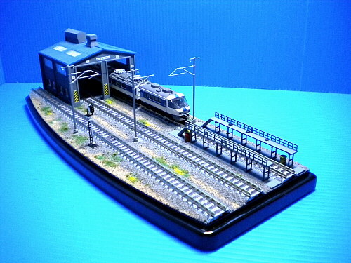 ジオラマ・電車庫＆洗浄台 Nゲージ用 37×26cm 木造機関庫付き