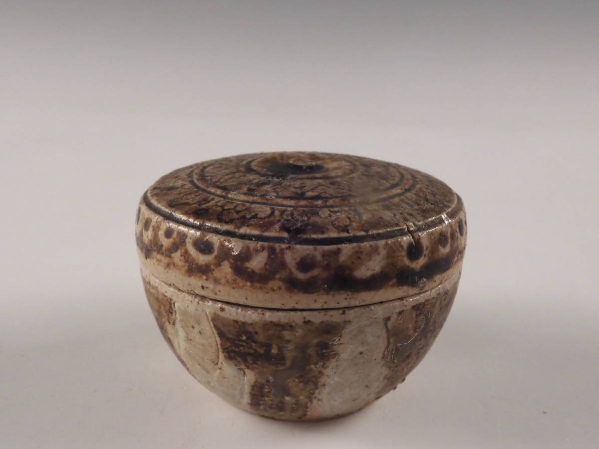 ☆栄☆時代 宋胡録 鉄釉 時代 青白磁輪花陽刻花紋