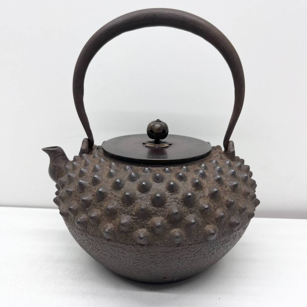 h2269 □中古□ 鉄瓶 龍文堂造 鬼あられ文様 玉霰 時代物 縁起物 伝統