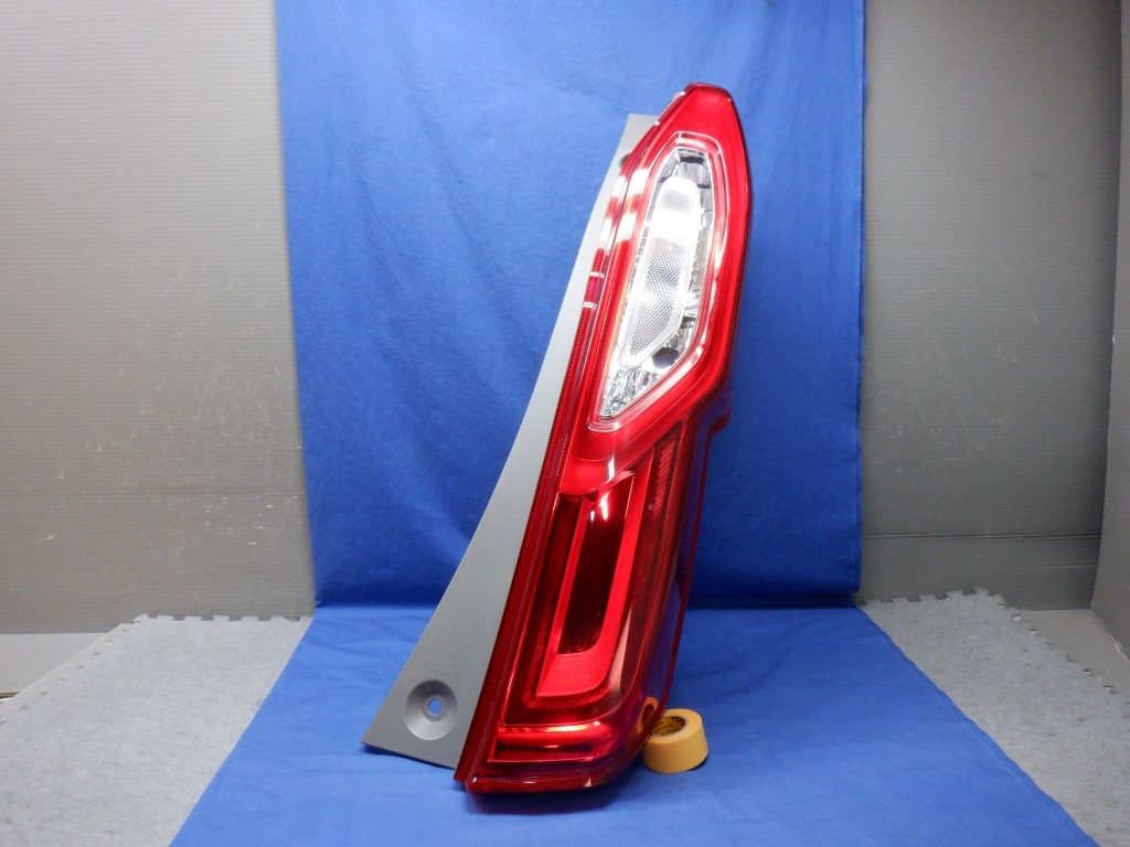 N-BOX　JF3/JF4　右テールランプ　D185　33500-TTA-N114-M1 (Z8841)