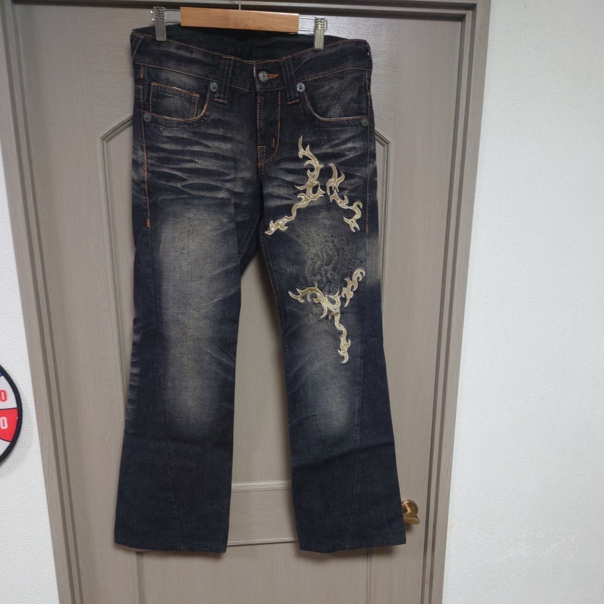 トルネードマート　鬼ヒゲ　ユーズド加工　刺繍ブラックストーン　フレアデニム　パンツ　ブラック　S
