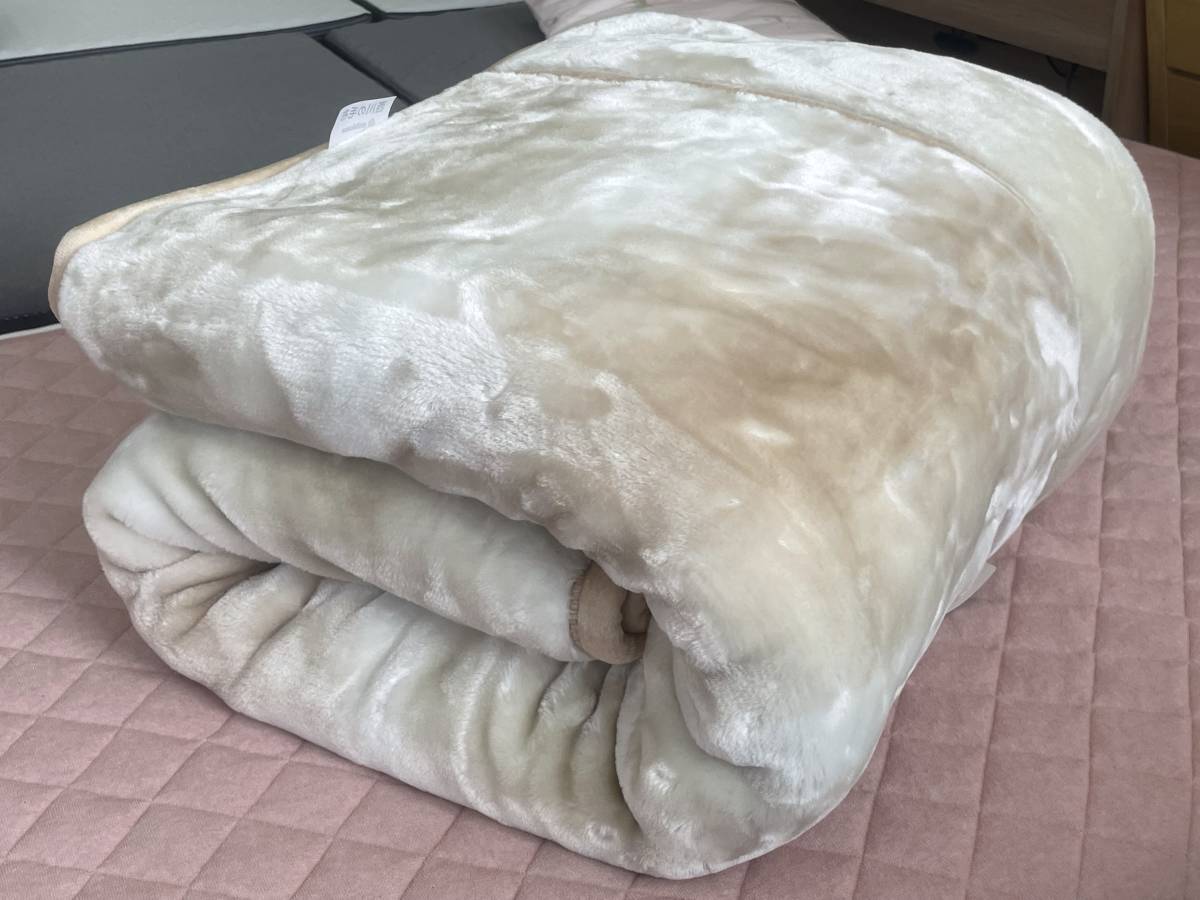 西川　超あたたか　肉厚　エリ付２枚合せ毛布　２，５kg　ムジ　ベージュ　シングル　ふっくら　やわらかい肌触り　体を包み込みあたたか