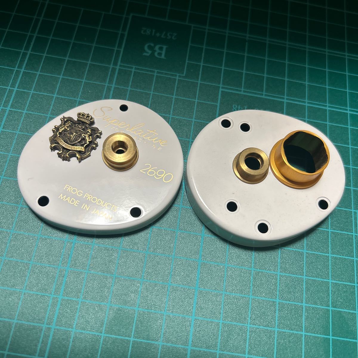 フロッグプロダクツ　トイマシーン　スーパーレイティブ　限定カラー　ホワイト　文字ゴールド　エンブレム付き　右巻き用限定サイドカップ