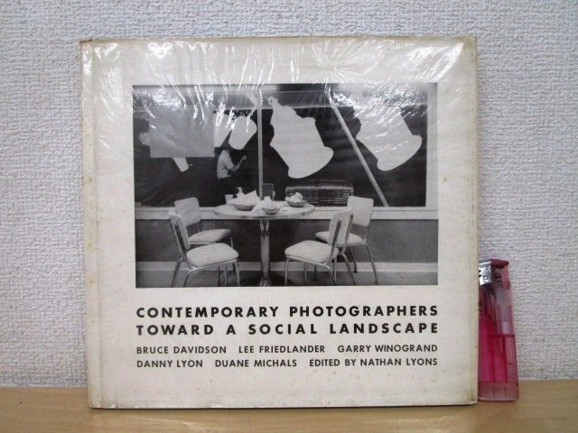 ◇F915 洋書「CONTEMPORARY PHOTOGRAPHERS TOWARD A SOCIAL LANDSCAPE