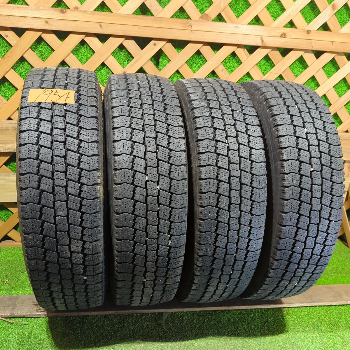  1954 トーヨー 215/70R17.5 118/116 L LT バリ山 スタッドレスタイヤ ４本 7.5分山〜８分山 2015 激安プライス(タイヤ)｜売買されたオークション情報、yahooの商品情報をアーカイブ公開 - オークファン タイヤ