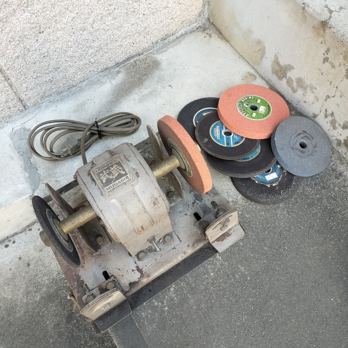 高速両頭グラインダー　武蔵　おまけの砥石付　動作確認済　現状品　