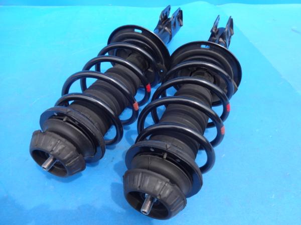 良品 即決 アクア NHP10 左右 フロント サスペンション ストラット M002591