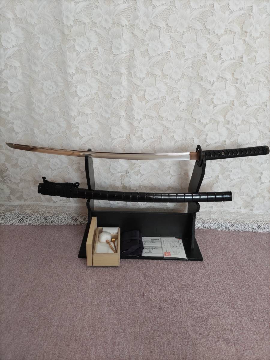 （時代刀）　在銘：武蔵大掾藤原是一　刃長：７０．６ｃｍ（樋入り）　時代龍鍔拵え