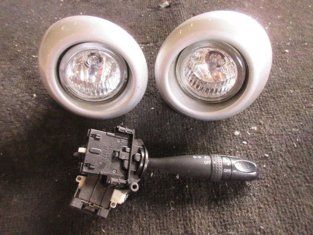 ミラココア L675S フォグランプ フォグの中古品 フォグ ハーネスの通販 ★R5A7416　L675S　ミラココア　純正フォグランプ左右セット　スイッチ付　修理やストック等に