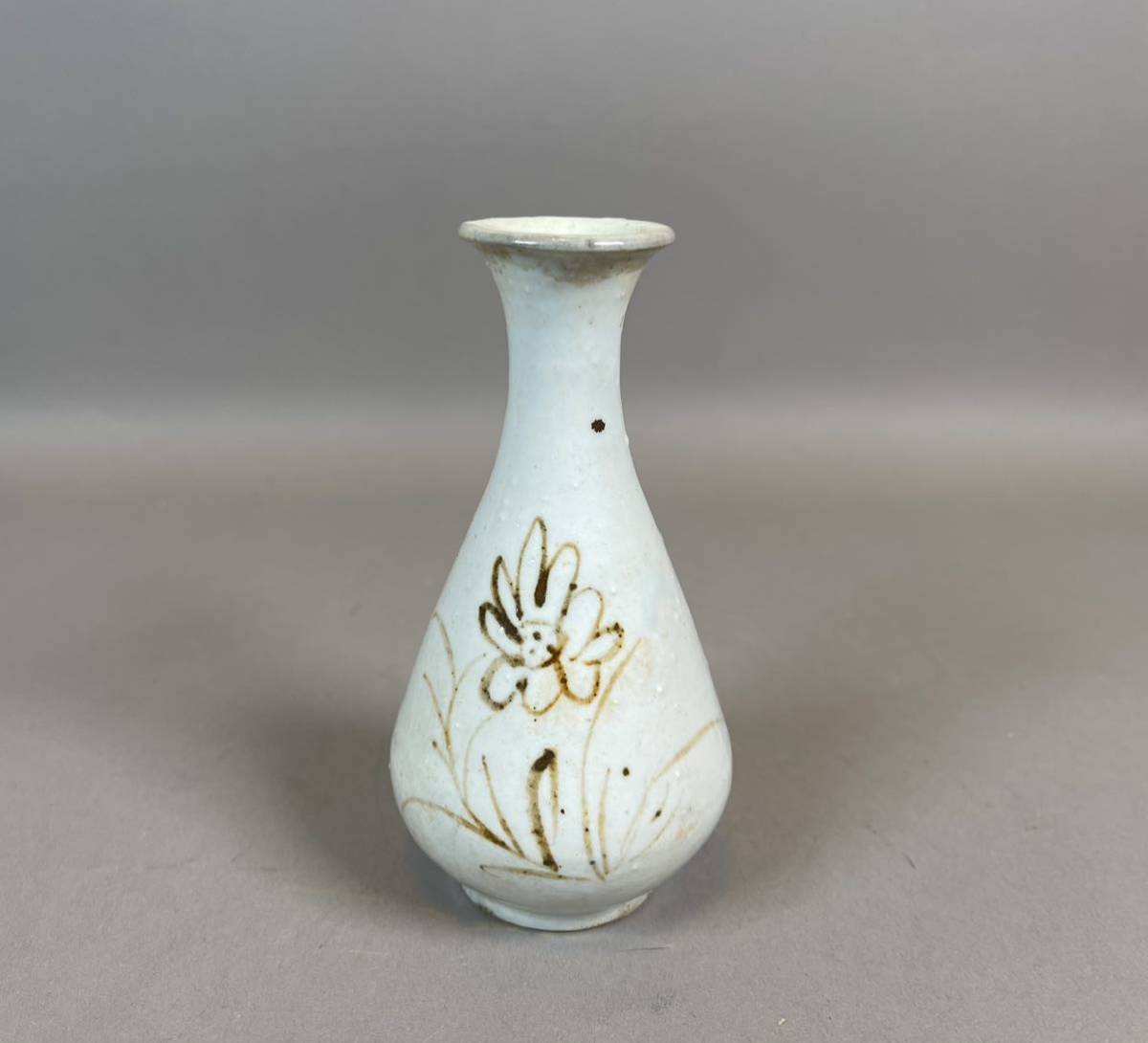 朝鲜美術　李朝　白磁　鉄絵　花瓶　送料込み 蔵】朝鮮古美術 李朝 白磁 鉄絵 花入 花瓶 朝鮮古陶磁器 時代 旧家 初