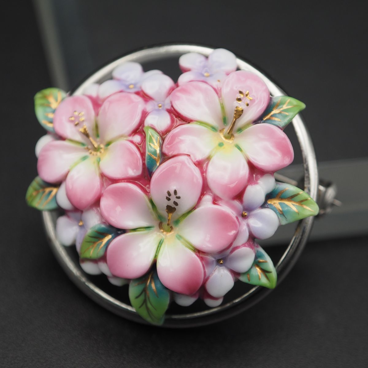 昭和レトロ 俊兼 としかね 有田焼 陶器製 花 小花 ブローチ 青 水色