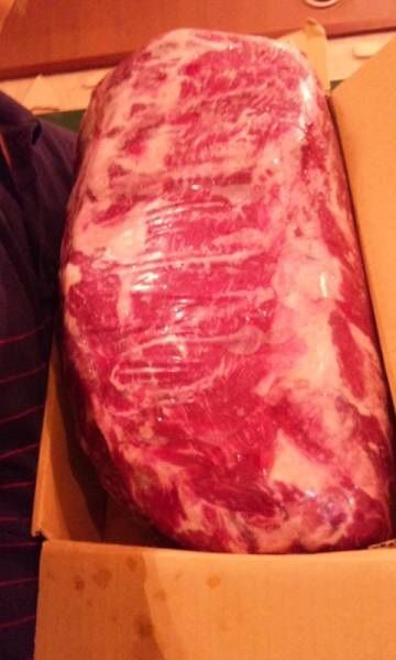 ★訳あり！円高還元セール★穀物牛肩ロースブロック3～８kg！