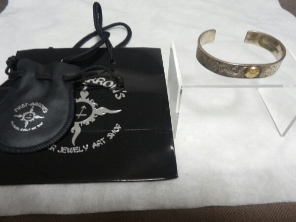 ファーストアローズ K18付き 唐草彫り 平打ち12mm バングル