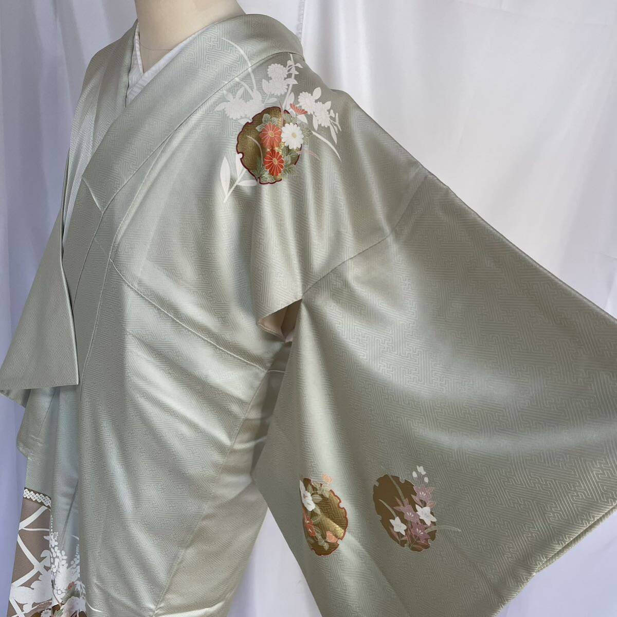 D818 付け下げ訪問着 綸子 蘇州刺繍 金彩加工 型染め 雪輪 牡丹 草花